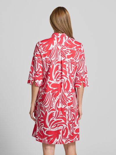 Frauenmodel trägt Knielanges Hemdblusenkleid mit verdeckter Knopfleiste von Christian Berg Woman aus Reine Baumwolle, Straight Fit, Hemdblusenkragen, 1/2-Arm, Rückenlänge 95 cm bei Größe 36, Ganzkörperansicht Rückansicht.