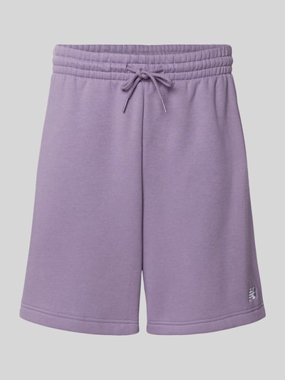 Produktfoto, Relaxed Fit Shorts mit Logo-Stitching von New Balance in Flieder, aus Baumwoll-Mix mit Elastikbund und Tunnelzug, Herren Shorts