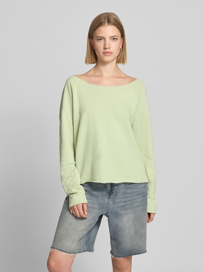 Vrouwenmodel draagt lichtgroen sweatshirt met rolzoom Model 'VIBTOWN' van American Vintage, puur katoen, relaxed fit, dames, vooraanzicht volledige lichaamsopname