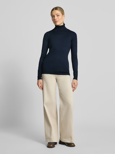 Kobieta modelka nosi Slim Fit sweter z dzianiny z mieszanki wiskozy Model 'IHLULS' od ICHI, golf, elastyczne wykończenia, długość tyłu 61 cm, długość rękawów 66 cm, widok całej sylwetki z przodu.