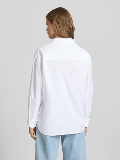 Kobiece modelka nosi Basic Hemd aus Baumwolle mit Hemdblusenkragen od Review, biała bawełna, krój regular fit, sportowe mankiety, zaokrąglony dół, widoczna listwa guzikowa, długość tyłu 73 cm, długość rękawów 55 cm, widok całej sylwetki z tyłu