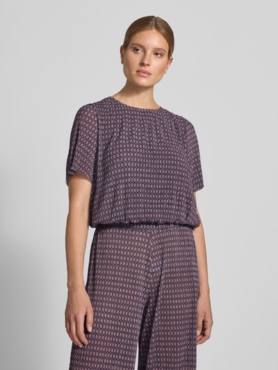 Vrouwenmodel draagt Regular Fit blouse met plooien-look van Rich & Royal, bloemen all-over print, ronde hals, 1/2-mouwen, Nahaufnahme Oberkörper.