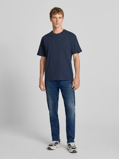 Männermodel trägt Tapered Fit Jeans aus Baumwoll-Lyocell-Mix Modell '502® TAPER' von Levi's®, mittlere Waschung, Herren Jeans, Ganzkörperansicht von vorne.