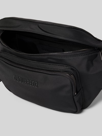 Produktfoto, Bauchtasche mit Label-Detail von Dsquared2 in Schwarz, Hauptfach und Nebenfach mit Reißverschluss, verstellbarer Riemen, Maße: 28 cm Breite, 22 cm Länge, 7 cm Tiefe, glatte und matte Textur