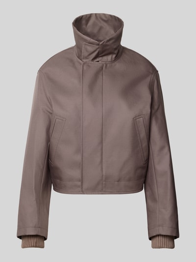 Produktfoto, Jacke aus reiner Baumwolle von Victoria Beckham in Taupe, Regular Fit, Stehkragen, Eingrifftaschen, glatte Struktur, elastische Ärmelabschlüsse