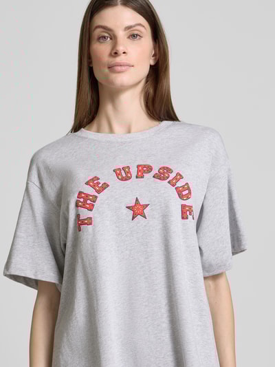 The Upside Oversized T-Shirt mit Label-Print und Rundhalsausschnitt Hellgrau Melange 3