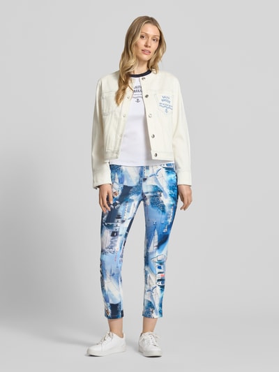 Frauenmodel trägt Slim Fit Caprihose mit elastischem Bund von Marc Cain im Allover-Look mit Material-Mix und Stretch-Anteil, Ganzkörperansicht von vorne.