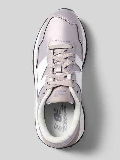 Produktfoto, Sneaker aus Leder-Mix von New Balance für Damen, fliederfarbene Oberfläche, weiße Details, strukturierte Sohle, Label-Detail, runde Form, Schnürverschluss, Größe 40 mit 3 cm Absatz, 8 cm Schafthöhe, 7 cm Schaftweite, Draufsicht.