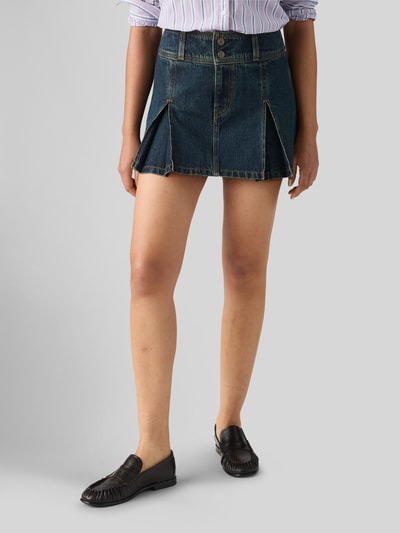 Frauenmodel trägt Ausgestellter Mini-Rock aus reiner Baumwolle von Levi's®, indigoblau, sichtbare Nähte, Damen Mini-Rock, Nahaufnahme Oberkörper bis Knie.
