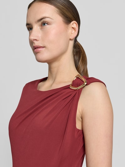 Frauenmodel trägt Midikleid mit Schulter-Applikation von Christian Berg Woman Selection in Weinrot, elastischer Stoff, Nahaufnahme Oberkörper.