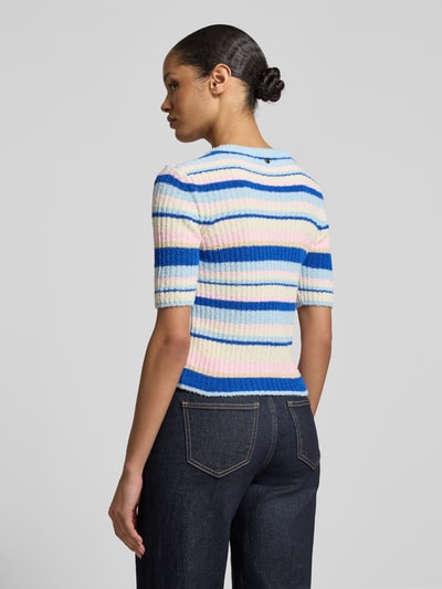 Frauenmodel trägt Strickshirt mit Rundhalsausschnitt und 1/2-Arm von Rich & Royal im Allover-Streifenlook, Rückansicht, Baumwoll-Mix.