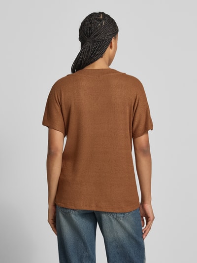 Männermodel trägt Strickshirt mit V-Ausschnitt Modell 'Delia' von Soyaconcept, mieszanka wiskozy z dodatkiem streczu, krój relaxed fit, długość tyłu w rozmiarze S: 60 cm, brązowy kolor, struktura dzianinowa, Ganzkörperansicht Rückansicht.