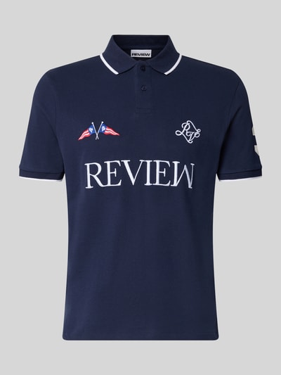 Produktfoto, granatowa koszulka polo z fakturowanym wzorem, wyhaftowane logo, krój regular fit, 100% bawełna, model 'Sail' od REVIEW
