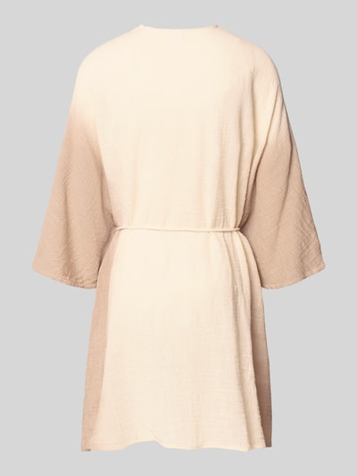 Frauenmodel trägt Kimono aus Baumwolle mit Bindegürtel von Jake*s Casual in hellem Beige, Reine Baumwolle, Relaxed-Fit, 3/4-Arm, Ganzkörperansicht Rückansicht.