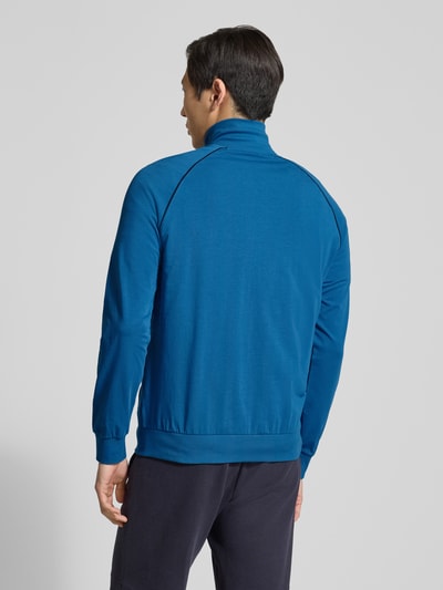 Männermodel trägt Regular Fit Sweatjacke aus Baumwoll-Mix Modell 'Mix&Match' von BOSS in Blau, langarm, Rückansicht, unifarben, Stehkragen, gerippte Abschlüsse, Sweat-Optik, seitliche Taschen, Kontraststreifen, Label Stitching, Ganzkörperansicht Rückansicht.