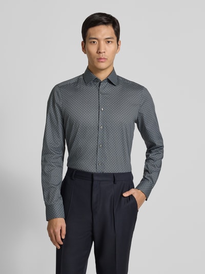 Männermodel trägt Slim Fit Businesshemd aus Baumwolle mit Kentkragen von OLYMP Level Five, feines Muster, Knopfleiste, Ganzkörperansicht von vorne. Rückenlänge 80 cm, Schulterbreite 44 cm, Ärmellänge 68 cm.