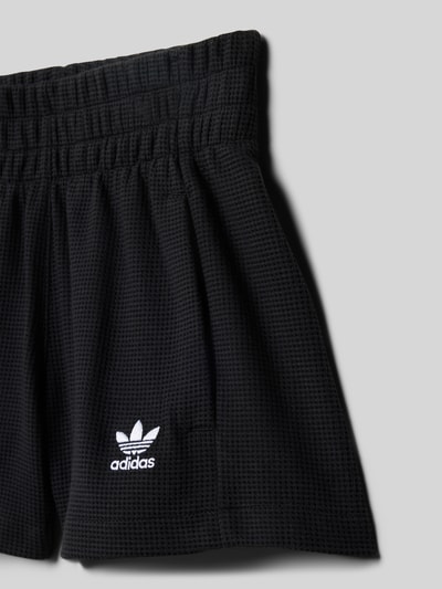 Produktfoto, schwarze Regular Fit Shorts aus Baumwoll-Mix von adidas Originals mit Label Stitching, elastischem Bund und Piqué-Struktur.