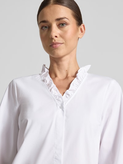 Frauenmodel trägt Regular Fit Langarmbluse aus Baumwoll-Mix von MORE & MORE in Weiß mit Stehkragen, Nahaufnahme Oberkörper.