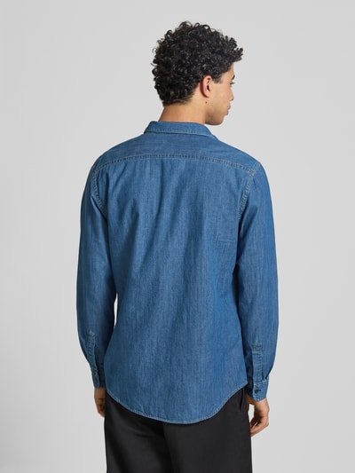 Männermodel trägt Regular Fit Jeanshemd aus reiner Baumwolle von Replay in Indigo mit durchgehender Knopfleiste, Rückenansicht.