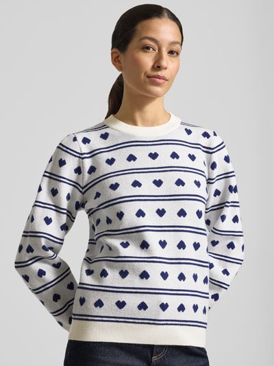 Frauenmodel trägt Relaxed Fit Pullover mit Allover-Motiv-Stitching Modell 'Brielle' von ICHI, Strick-Optik, Nahaufnahme Oberkörper