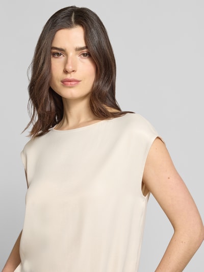 Frauenmodel trägt Relaxed Fit Blusenshirt aus Viskose-Mix von s.Oliver BLACK LABEL, Optik: Unifarben, Materialverarbeitung: Satin, Nahaufnahme Oberkörper.