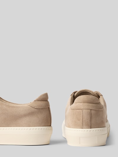 Produktfoto, Sneaker aus echtem Leder Modell 'Kit' von Garment Project in Beige mit Strukturmuster, glatter Sohle und abgerundeter Passform, Absatzhöhe 4 cm, Schafthöhe 7 cm, Schaftweite 11 cm