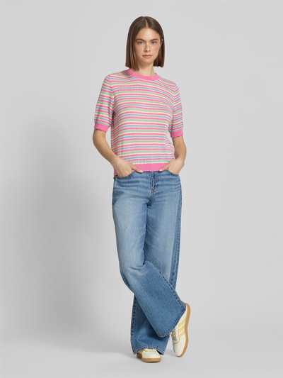 Frauenmodel trägt Slim Fit T-Shirt aus reiner Bio-Baumwolle Modell 'DIANA' von Pieces mit buntem Allover-Streifenmuster, Rundhals, kurze Ärmel in Strickoptik, Ganzkörperansicht von vorne.