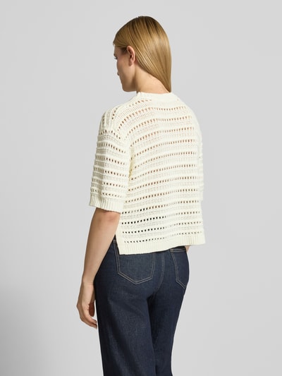 Modelka kobieca nosi Regular Fit Sweatshirt mit Lochmuster Modell 'Mina' od OPUS, mieszanka bawełny, rękaw o dł. 1/2, elastyczne wykończenia, okrągły dekolt, długość tyłu w rozmiarze S: 51 cm, długość rękawów w rozmiarze S: 61 cm, widok całej sylwetki z tyłu