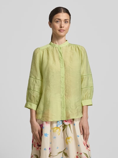 Vrouwenmodel draagt 'Regular Fit Bluse mit 3/4-Arm' van More & More in lyocell-mix, ronde hals, lichtgroen, 3/4-mouw, voorkant, halve lichaamsopname.