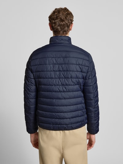 Mannelijk model draagt donkerblauwe 'Steppjacke mit Reißverschluss' van MCNEAL, horizontale stiksels, Regular Fit, Ganzlichaamsaanzicht achteraan.
