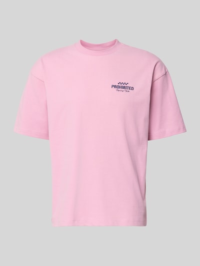 Produktfoto, Regular Fit T-Shirt aus reiner Baumwolle Modell 'IN A RUSH' von PROHIBITED in Hellrosa mit Stehkragen und Label-Stitching auf grauem Hintergrund