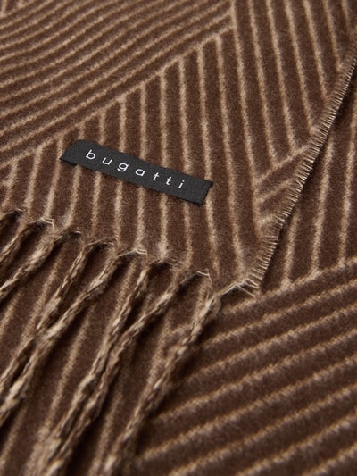Produktfoto, Schal mit Label-Detail von bugatti in Braun mit cremefarbenem Streifenmuster, Fransenabschluss, Strick-Optik, Rechteckform