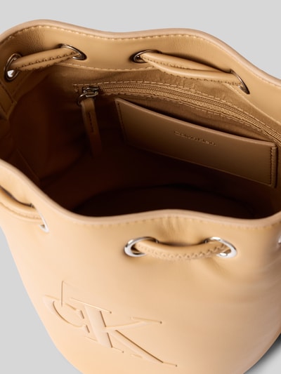 Produktfoto, beżowa Henkeltasche mit Logo-Stitching von CK Calvin Klein, gładka faktura, jasne odcienie, damska torebka