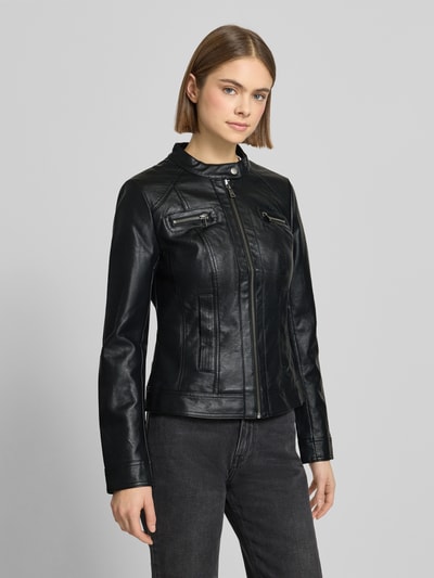Frauenmodel trägt Jacke im authentischen Leder-Look von Only in Schwarz mit Stehkragen, Reißverschluss, tailliertem Schnitt, Ganzkörperansicht von vorne. Rückenlänge 56 cm, Schulterbreite 37 cm, Ärmellänge 62 cm, Brust- und Eingrifftaschen.