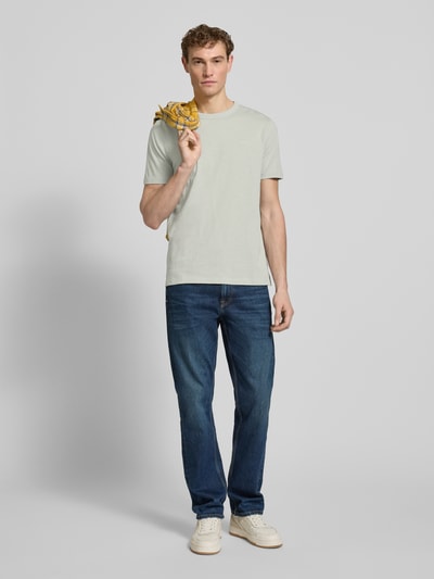 Männermodel trägt Regular Fit T-Shirt aus reiner Baumwolle Modell 'TEGOOD' von BOSS Orange, unifarben, Kurzarm, Ganzkörperansicht von vorne.