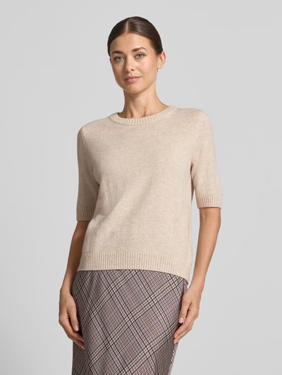 Frauenmodel trägt Pullover aus Baumwoll-Mix in Feinstrick-Optik von COMMA, beige Farbe, gerippte Abschlüsse, Nahaufnahme Oberkörper.