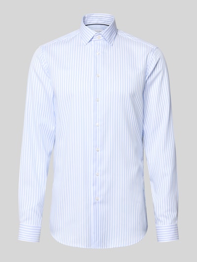 Produktfoto, Extralanges Regular Fit Business-Hemd mit Kentkragen von Christian Berg Men aus Reine Baumwolle mit Streifenmuster, Knopfleiste, hellblaue und weiße Farbtöne, glatte Textur, für Herren.