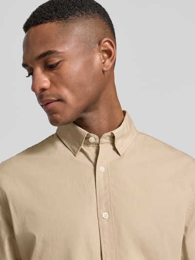 Männermodel trägt Regular Fit Freizeithemd mit Kentkragen Modell 'Christaldo' von Matinique, Reine Baumwolle, Nahaufnahme Oberkörper.