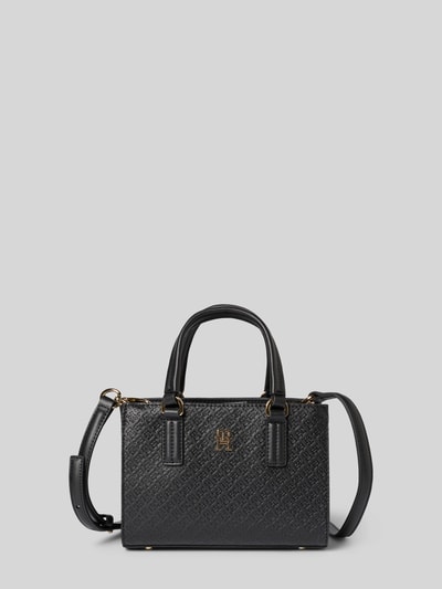 Produktfoto, Henkeltasche mit Allover Logo-Prägung von Tommy Hilfiger aus schwarzem Kunstleder, goldene Details, dezente Musterstruktur