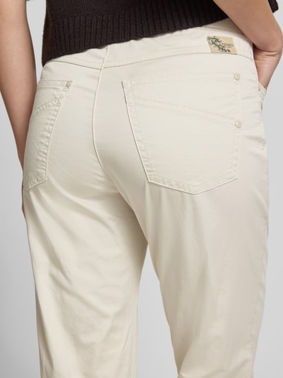 Frauenmodel trägt Caprihose mit elastischem Bund Modell 'Pamina' von Raphaela By Brax in Beige, Baumwoll-Elasthan-Mix, Regular-Fit, Detailaufnahme Rückansicht.