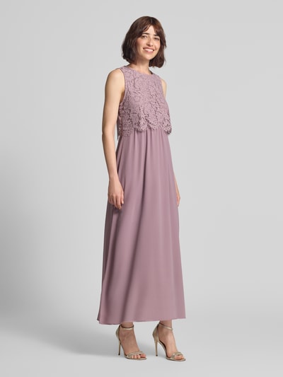 Vrouwenmodel draagt avondjurk van katoenmix in recht model, maxi-jurk, met kant en ronde hals, Model 'MILINA LACE' van VILA, Ganzkörperansicht von vorne.