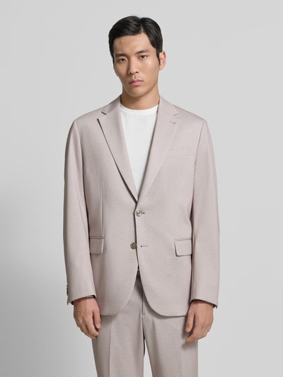 Männermodel trägt 2-Knopf-Sakko mit Reverskragen von Christian Berg Men in Beige, Regular Fit, Pattentaschen, Ganzkörperansicht von vorne