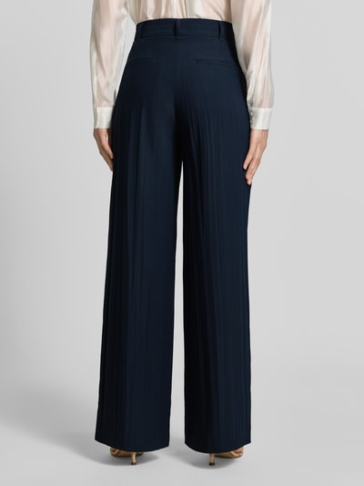Frauenmodel trägt Wide Leg Stoffhose mit Gürtelschlaufen von MAX&Co., dunkelblau, unifarben, mit Paspeltaschen, Ganzkörperansicht Rückansicht.