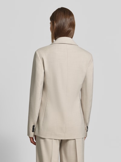 Frauenmodel trägt Slim Fit Anzugblazer mit Viskose-Anteil von MYON, beige, glatte Struktur, Reverskragen, Rückansicht, Ganzkörperansicht von hinten.