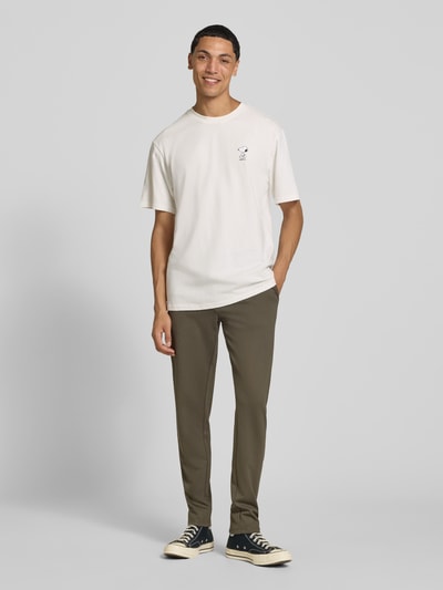 Männermodel trägt Oversized T-Shirt aus reiner Baumwolle Modell 'PEANUTS' von ONLY, Heren T-Shirt, cremefarben, glatte textuur, Ganzkörperansicht von vorne