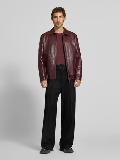 Männermodel trägt Hose aus Baumwoll-Kaschmir-Mix mit Gürtel von Emporio Armani in Schwarz, Relaxed Fit, Bügelfalten, Ganzkörperansicht von vorne.