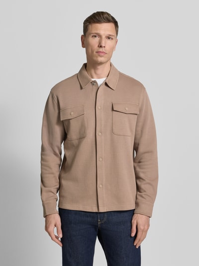 Männermodel trägt Relaxed Fit Hemdjacke aus reiner Baumwolle von Marc O'Polo Denim, Optik: Unifarben, Sweat-Material, Ganzkörperansicht von vorne.