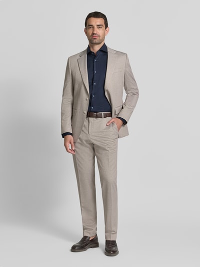 Męski model nosi Regular Fit Businesshemd aus reiner Baumwolle model 'H-JOE-SP' od BOSS, granatowy, gładka tekstura, pełny widok z przodu.
