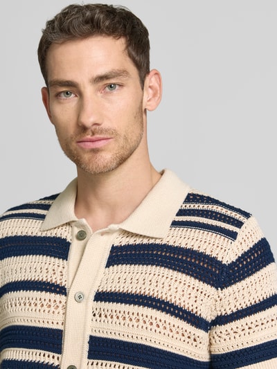 Männermodel trägt Modern Fit Freizeithemd in Strick-Optik mit Knopfleiste von Jack & Jones Premium, Modell 'BLUHAMILTON', Beige und Marineblau, Reine gewachste Baumwolle, Kentkragen, Nahaufnahme Oberkörper.