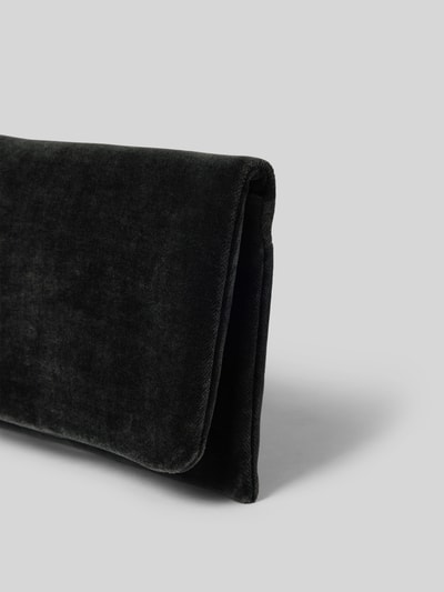 Produktfoto, clutch aus leer met ritssluitingvak binnen van Abro, zwart, rechthoekige vorm, zachte textuur, Dames clutch, maat 23x14x4 cm, hoofdvak met omslag en magneetsluiting, labeldetail binnen, context: echt leer, binnenvak met rits, labeldetail binnenin, KI-modifiziertes Bild.